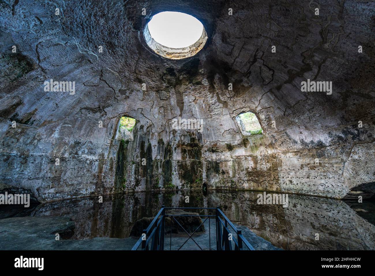 La grande cupola del cosiddetto “Tempio di Mercurio” del parco archeologico di Baiae, che fu un bagno termale in epoca romana, Napoli, Italia Foto Stock