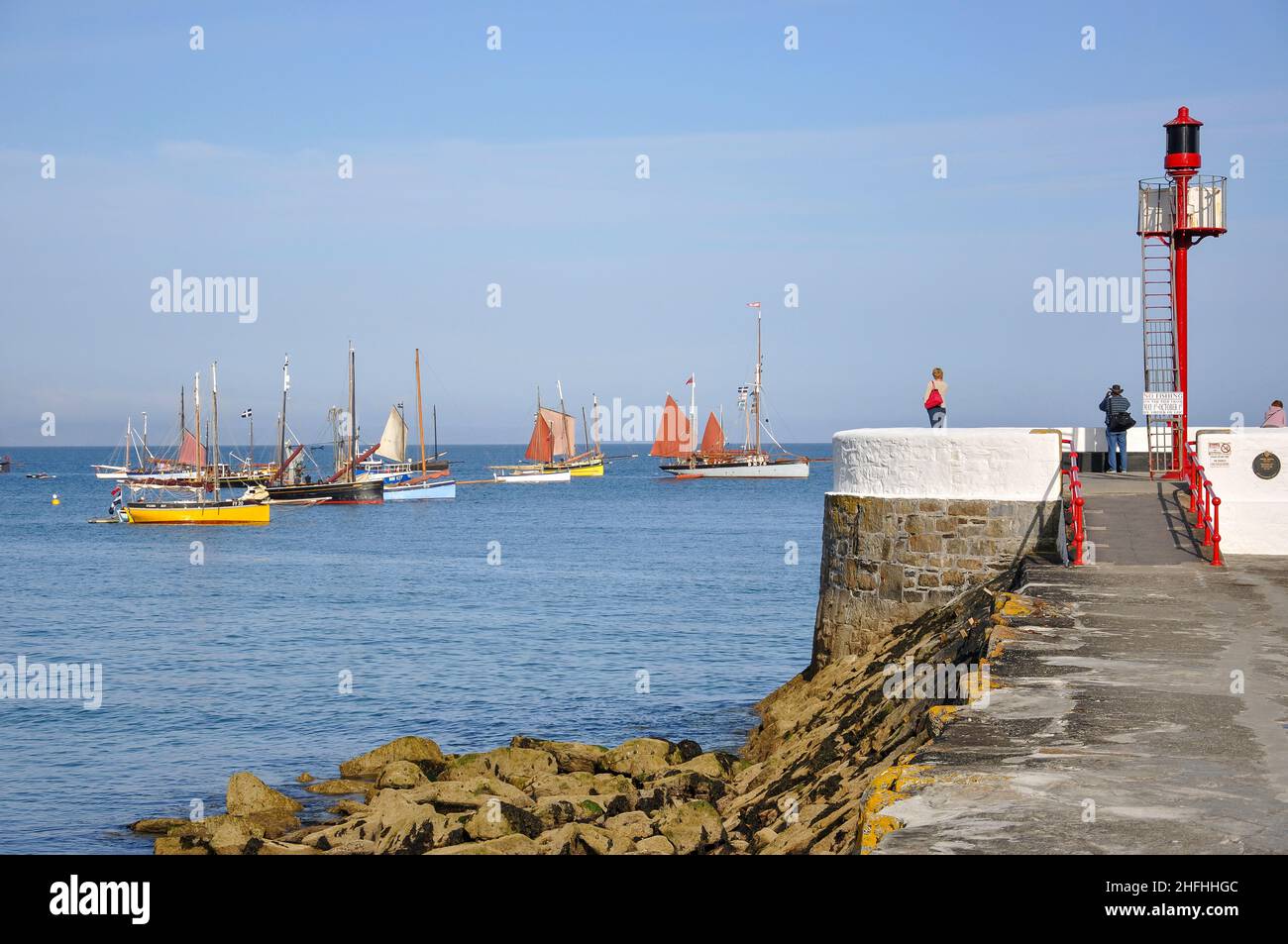 Vintage lugger barche e Pier, Looe Sagra del Mare, Looe, Cornwall, England, Regno Unito Foto Stock