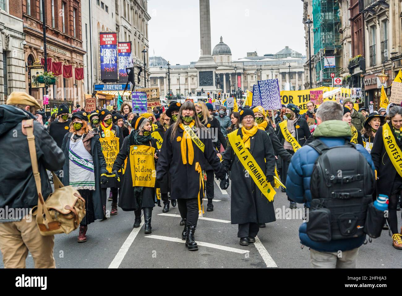 Le donne vestite come suffragette prendono parte alla manifestazione "Kill the Bill” nel centro di Londra prima di un voto alla Camera dei Lord. Il disegno di legge sulla polizia, il crimine, le condanne e i tribunali minaccia il diritto di protestare. Londra, Inghilterra, Regno Unito 15.01.2022 Foto Stock