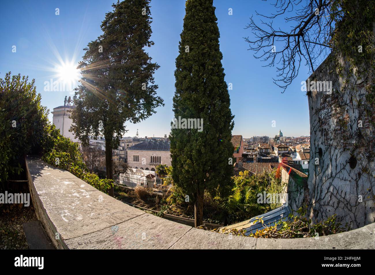 Udine, Italia. Gennaio 2022. Vista panoramica della città dalla collina del castello Foto Stock