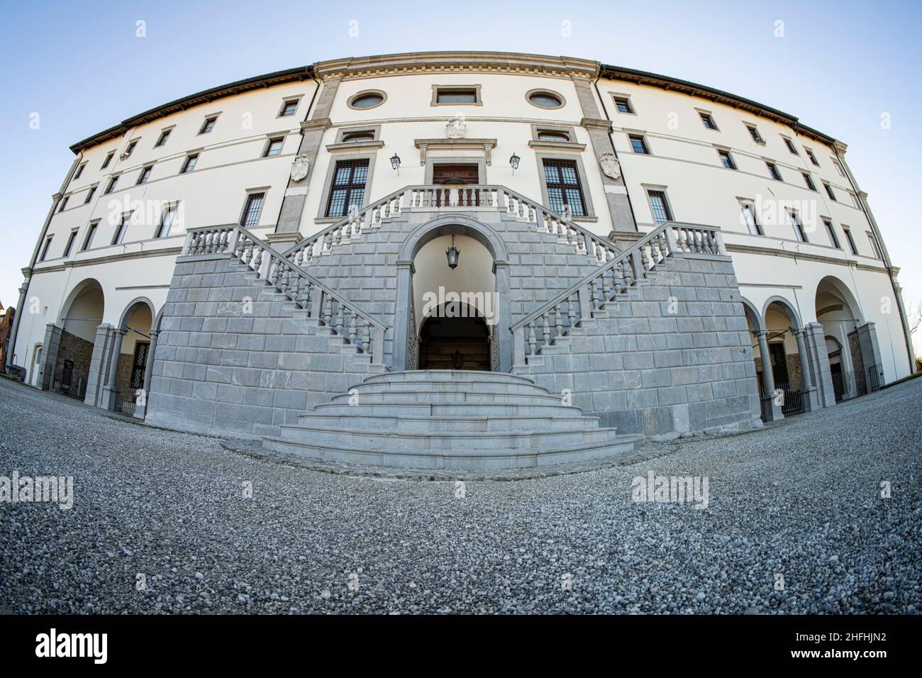 Udine, Italia. Gennaio 2022. Vista panoramica della scala di fronte al castello della città Foto Stock