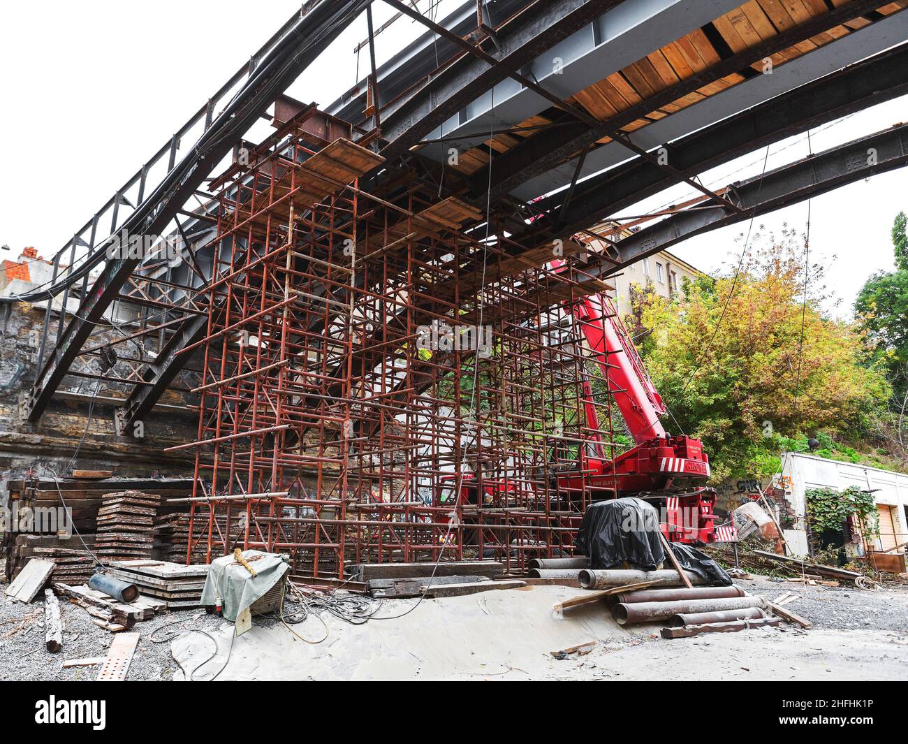 Odessa, Ucraina - 11 ottobre 2016: Sostenere la costruzione di ponteggi. Ristrutturazione del vecchio ponte Foto Stock