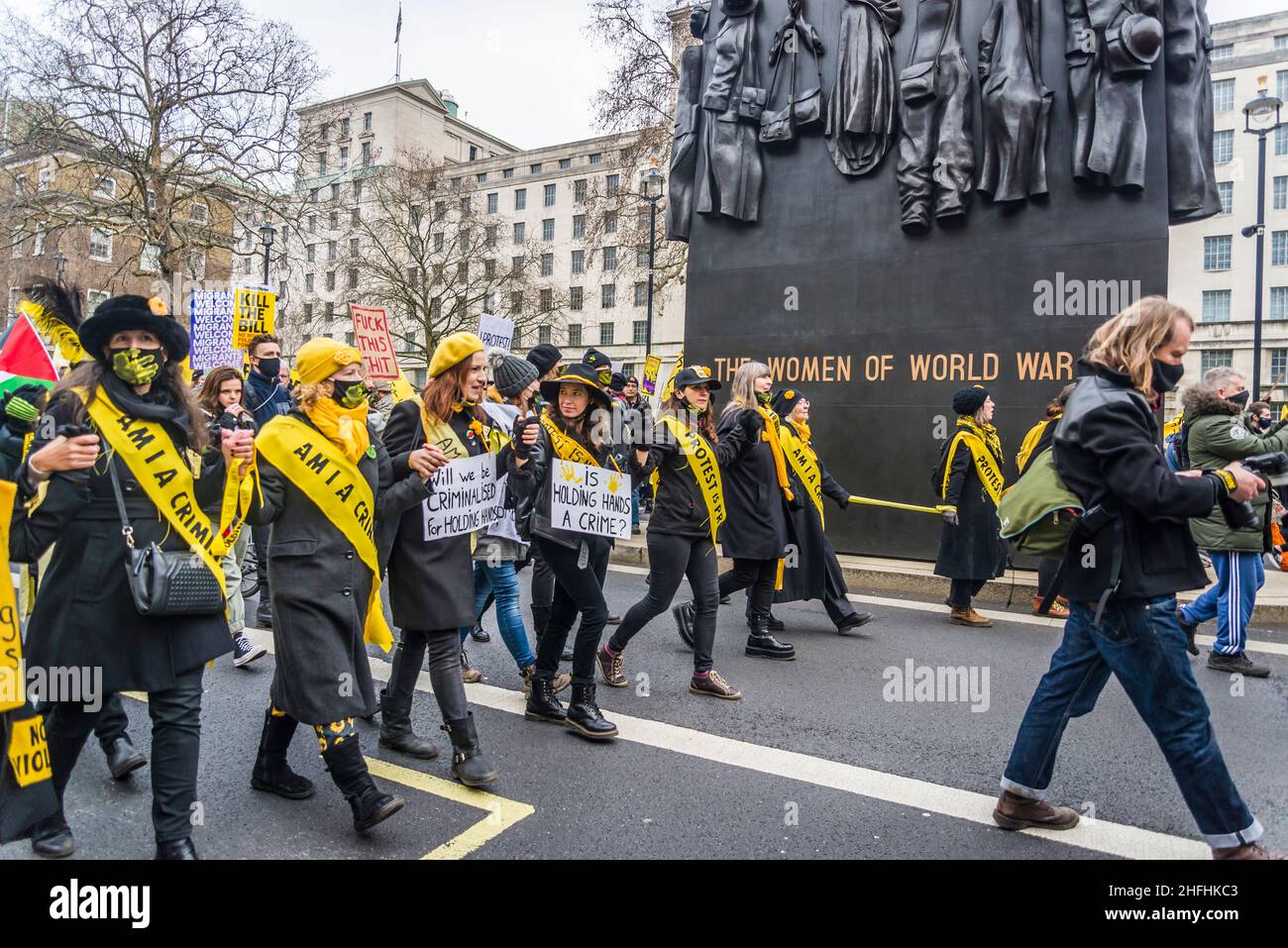 Le donne vestite come suffragette prendono parte alla manifestazione "Kill the Bill” nel centro di Londra prima di un voto alla Camera dei Lord. Il disegno di legge sulla polizia, il crimine, le condanne e i tribunali minaccia il diritto di protestare. Londra, Inghilterra, Regno Unito 15.01.2022 Foto Stock