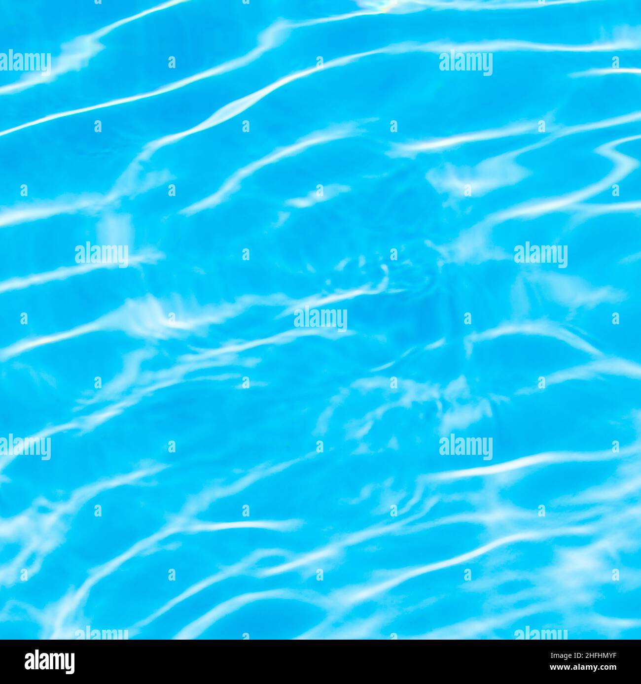 riflesso dell'acqua della piscina con terreno blu Foto Stock