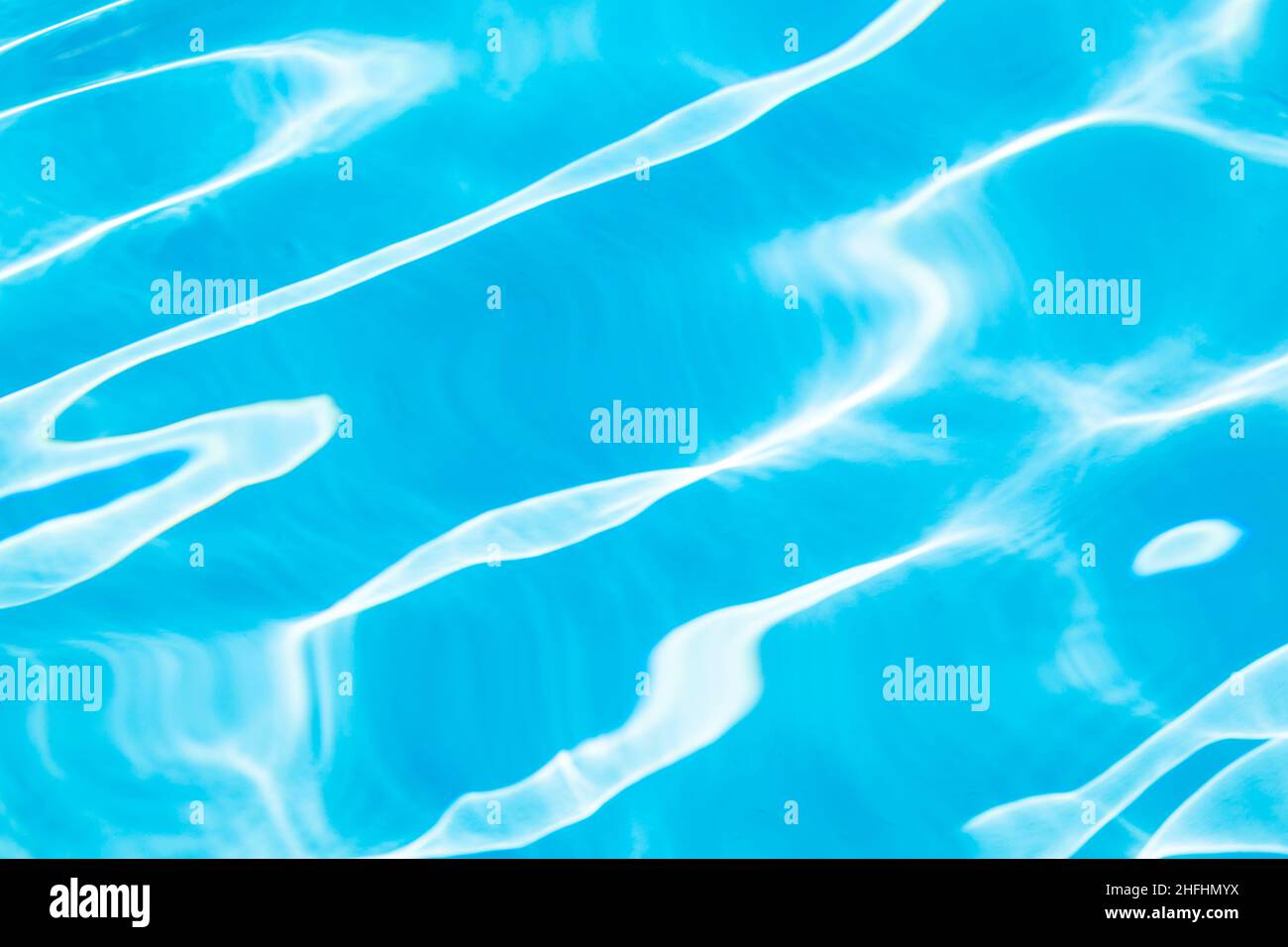 riflesso dell'acqua della piscina con terreno blu Foto Stock