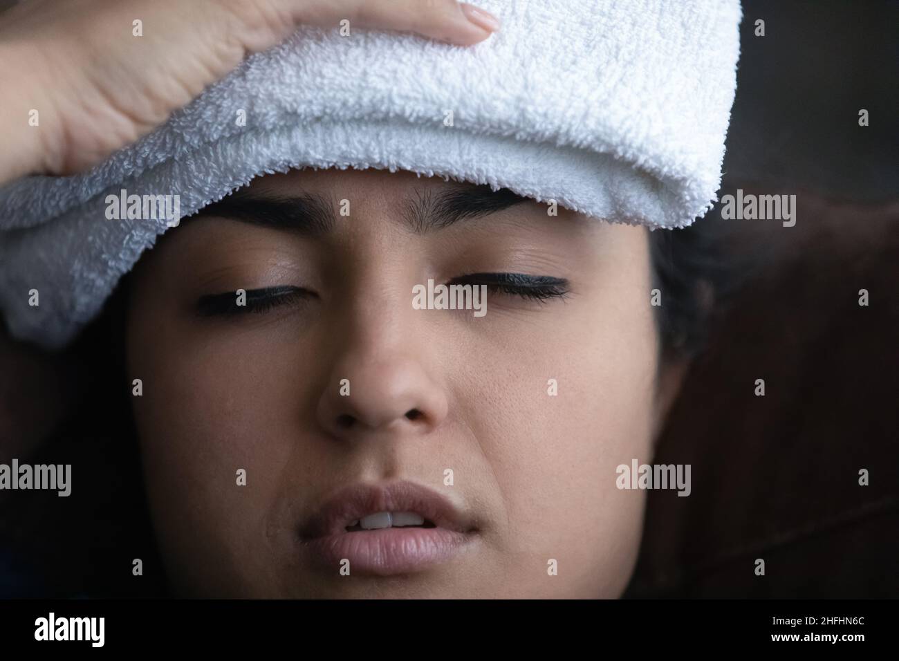 Malsana giovane indiana che soffre di alte temperature. Foto Stock