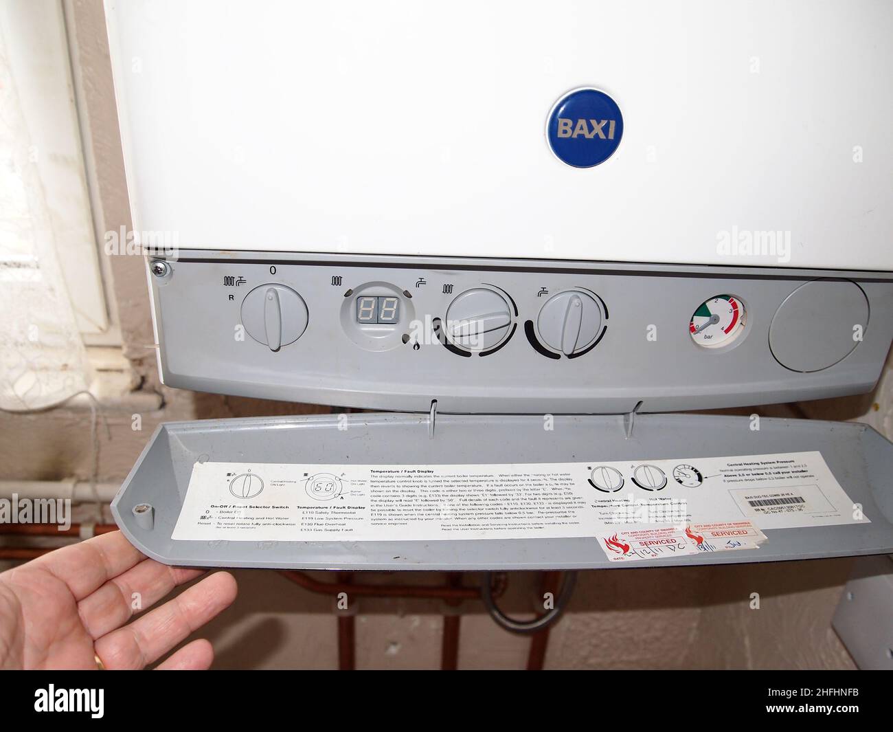 Gennaio 2013 - controllo di una caldaia di riscaldamento centrale Baxi in appartamenti e appartamenti di proprietà del Consiglio a Swansea, Galles del Sud Foto Stock