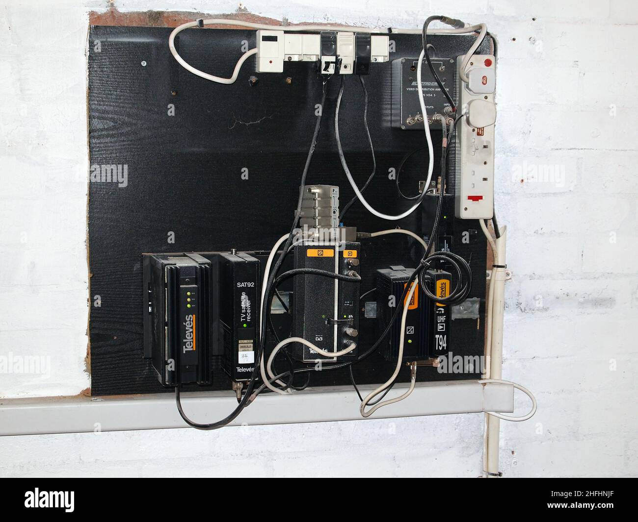 Gennaio 2013 - l'impianto elettrico di scarsa qualità è un vecchio blocco di appartamenti e appartamenti Foto Stock
