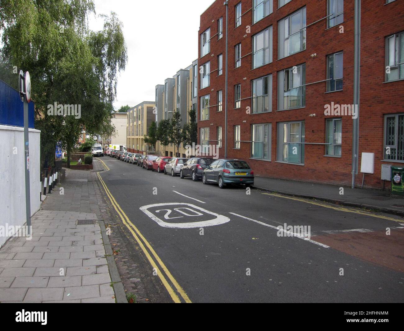 2013 agosto - 20 mph limite di velocità negli edifici di Bath una strada nel centro di Bristol, con linee di auto parcheggiate Foto Stock