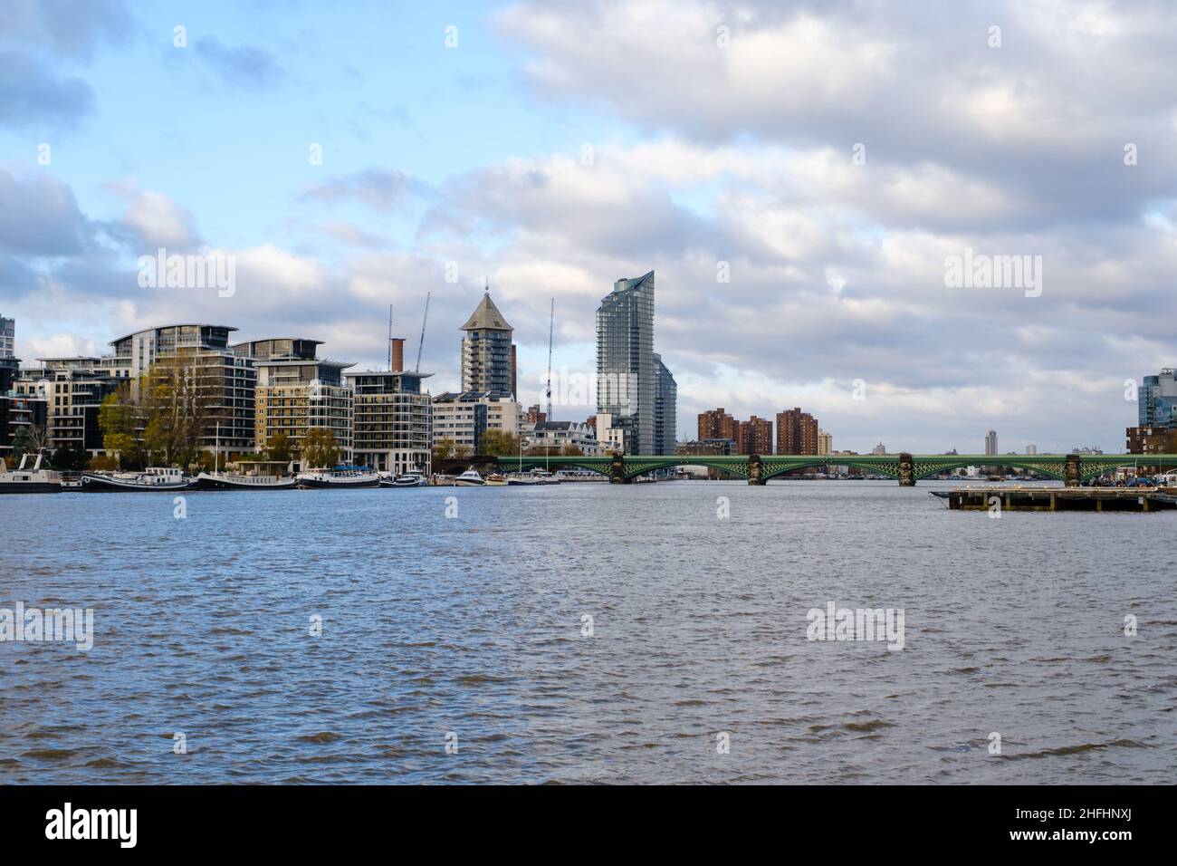 Una vista del Chelsea e del Ponte della ferrovia di Battersea Foto Stock