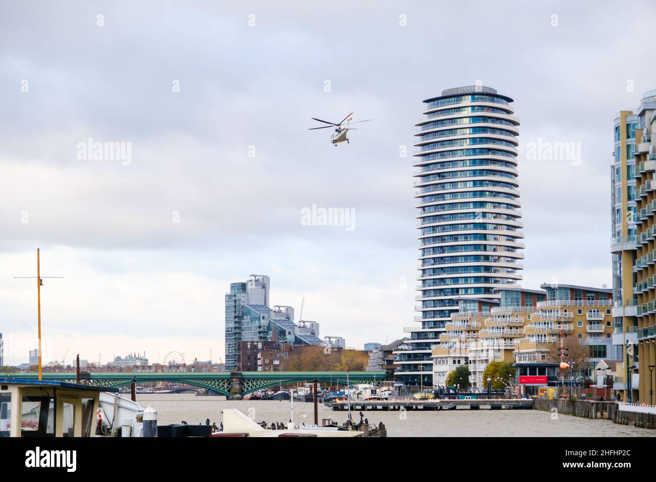 Un elicottero decolla dall'eliporto Battersea di Londra Foto Stock