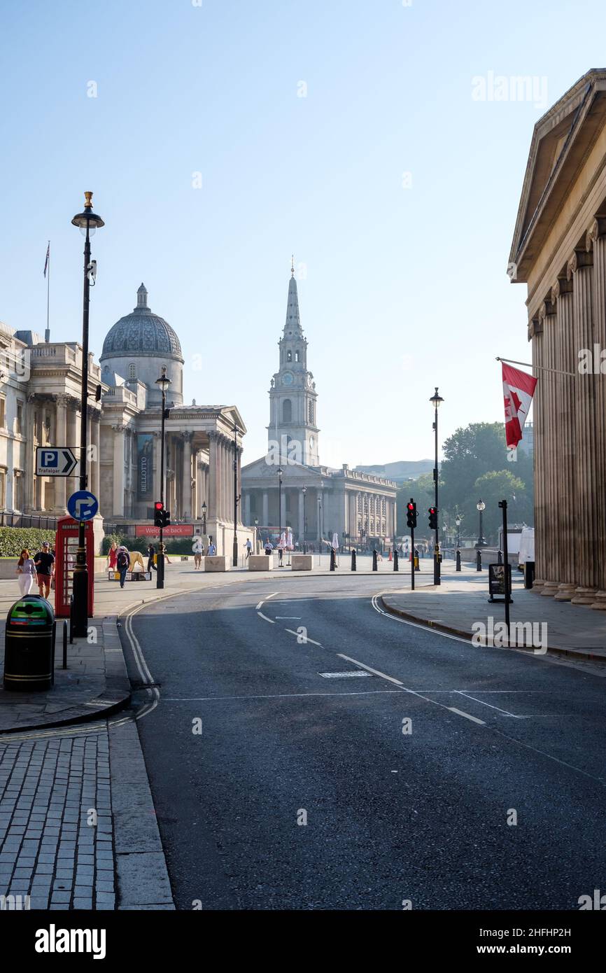 Chiesa di St Martin-in-the-Fields e Galleria Nazionale viste da Pall Mall, nel centro di Londra Foto Stock