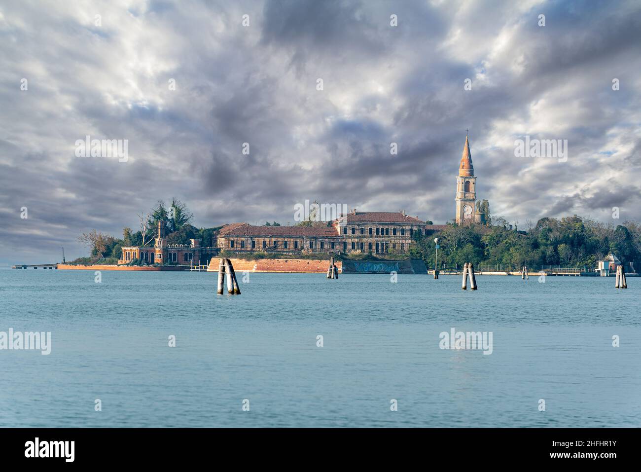 Vista dal Lido all'isola abbandonata di Poveglia, ex Ospedale Psichiatrico di Venezia Foto Stock