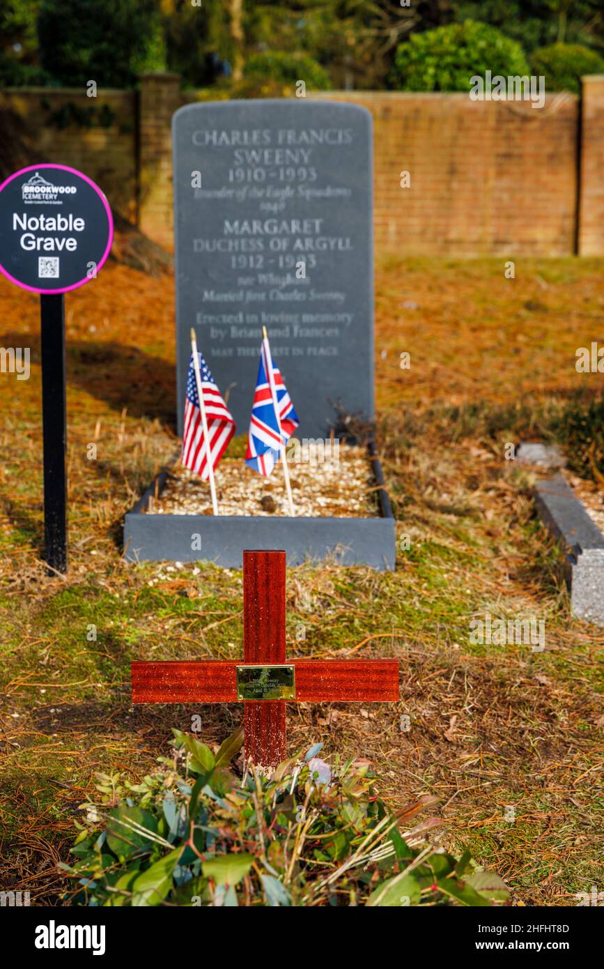 Croce che segna la tomba di Brian Sweeney, figlio di Margaret Duchessa di Argyll e Charles Sweeney, North Cemetery, Brookwood Cemetery, Woking, Surrey Foto Stock