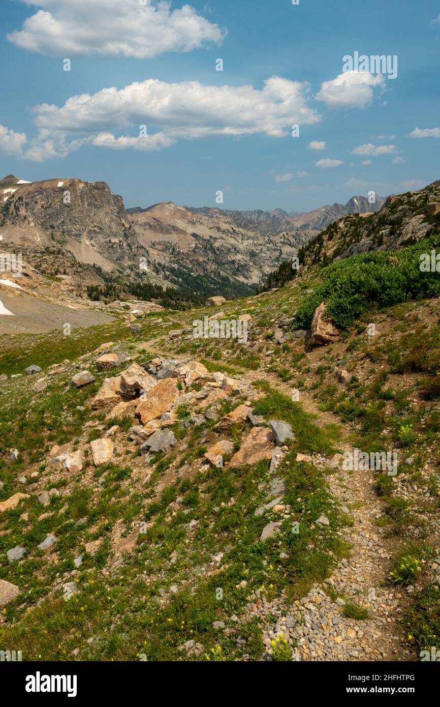 Il sentiero stretto taglia intorno a Teton Ridge, nella remota zona del parco Foto Stock