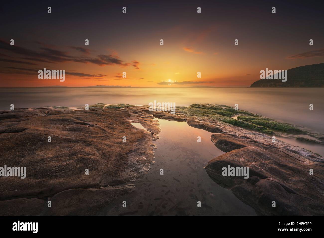 Tramonto a Cala Violina Bay beach in Maremma Toscana. Destinazione di viaggio nel mare Mediterraneo. L'Italia, l'Europa. Foto Stock