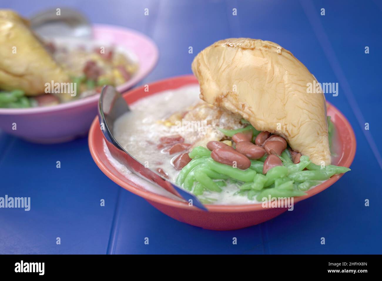 Durian Cendol rasato ghiacciato con fagioli rossi, latte di cocco e zucchero di palma dolce deserto. Foto Stock
