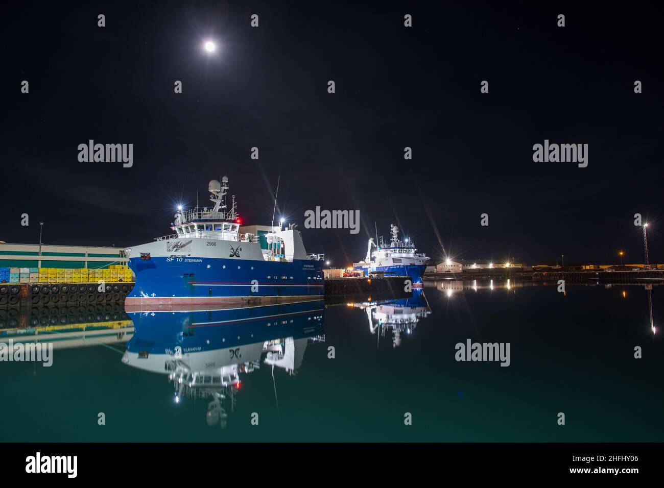 Hofn i Hornafirdi, Islanda - Gennaio 29. 2021: Trawler sbarco di pesce nel porto Foto Stock