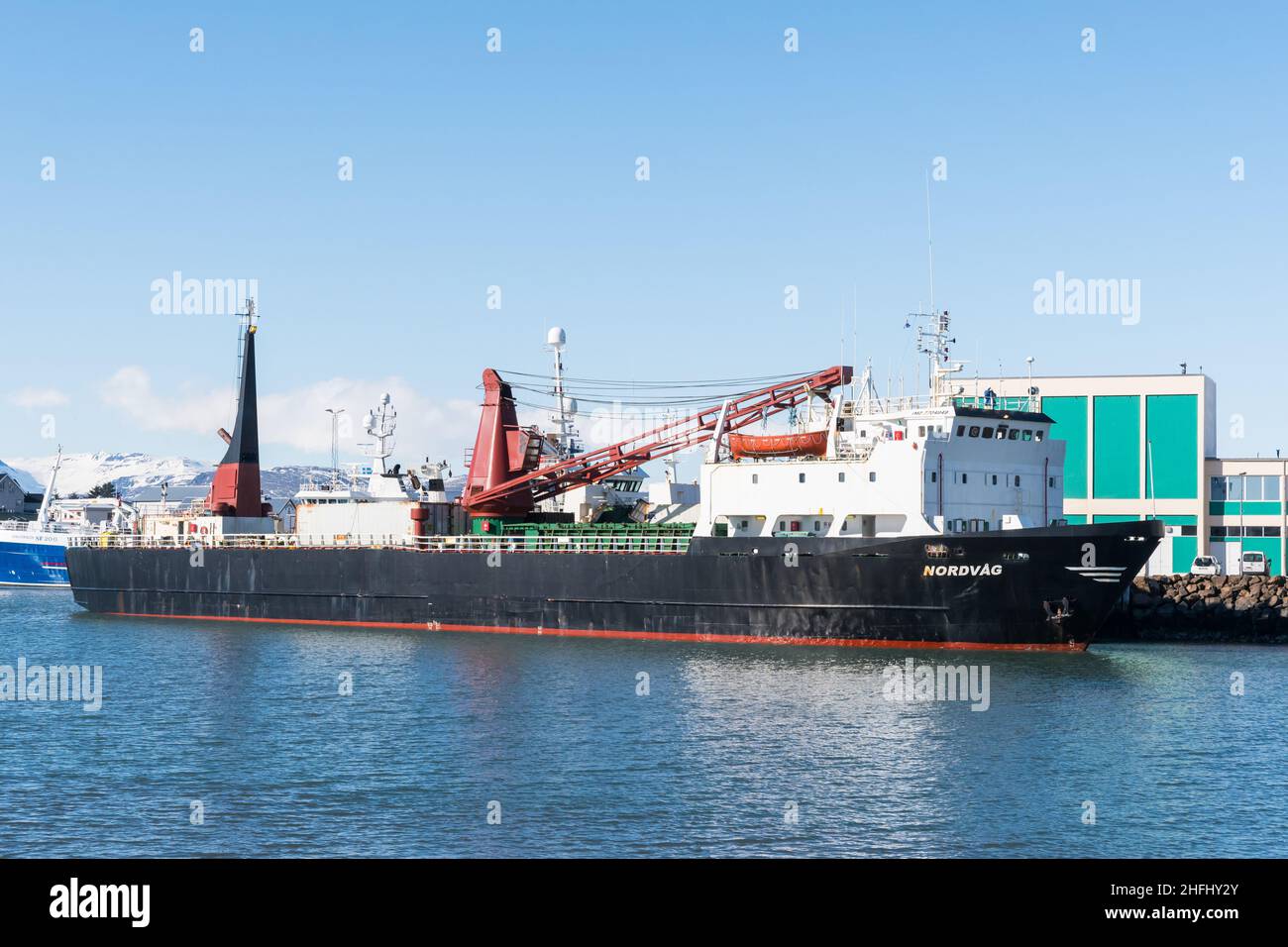 Hornafjordur Islanda - Aprile 1. 2021: Reefer Nordvaag nel porto di hornafjordur Foto Stock