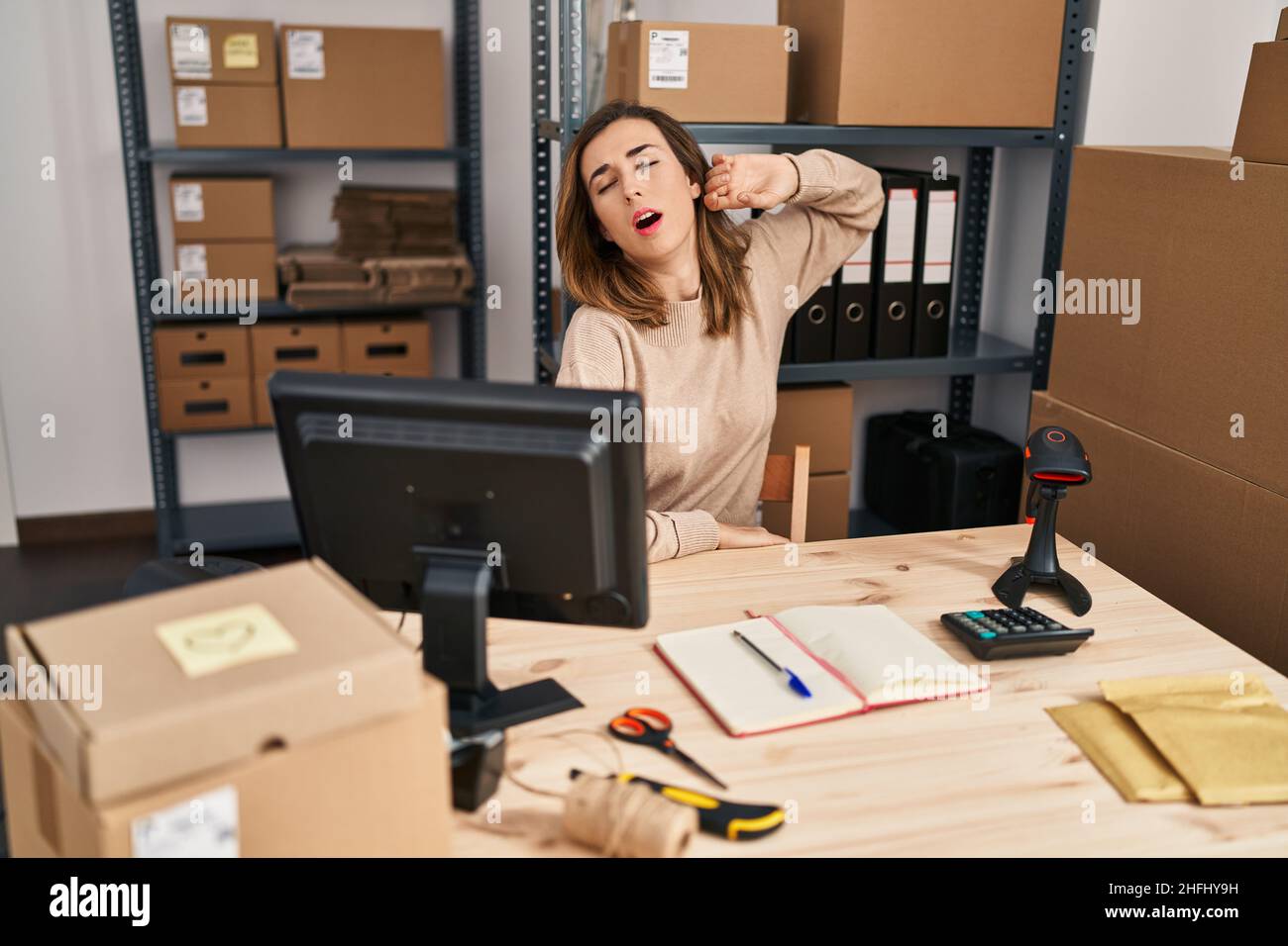Giovane donna e-commerce lavoratore di affari che soffre di mal di testa in ufficio Foto Stock