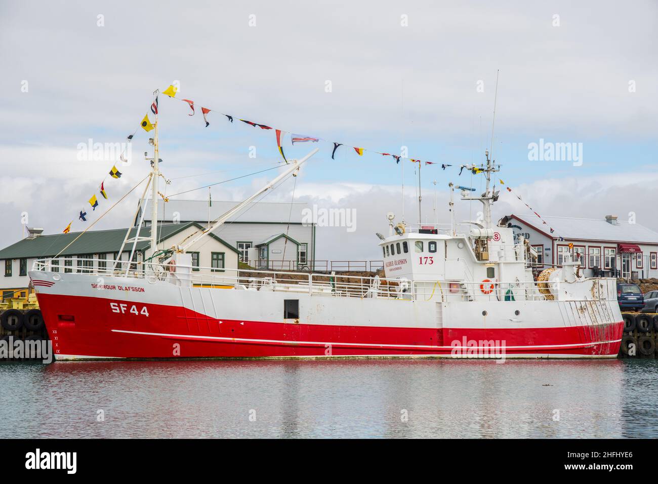 Hofn i Hornafirdi Islanda - Giugno 5. 2021: Barca da pesca islandese classica Sigurdur Olafsson nel porto Foto Stock