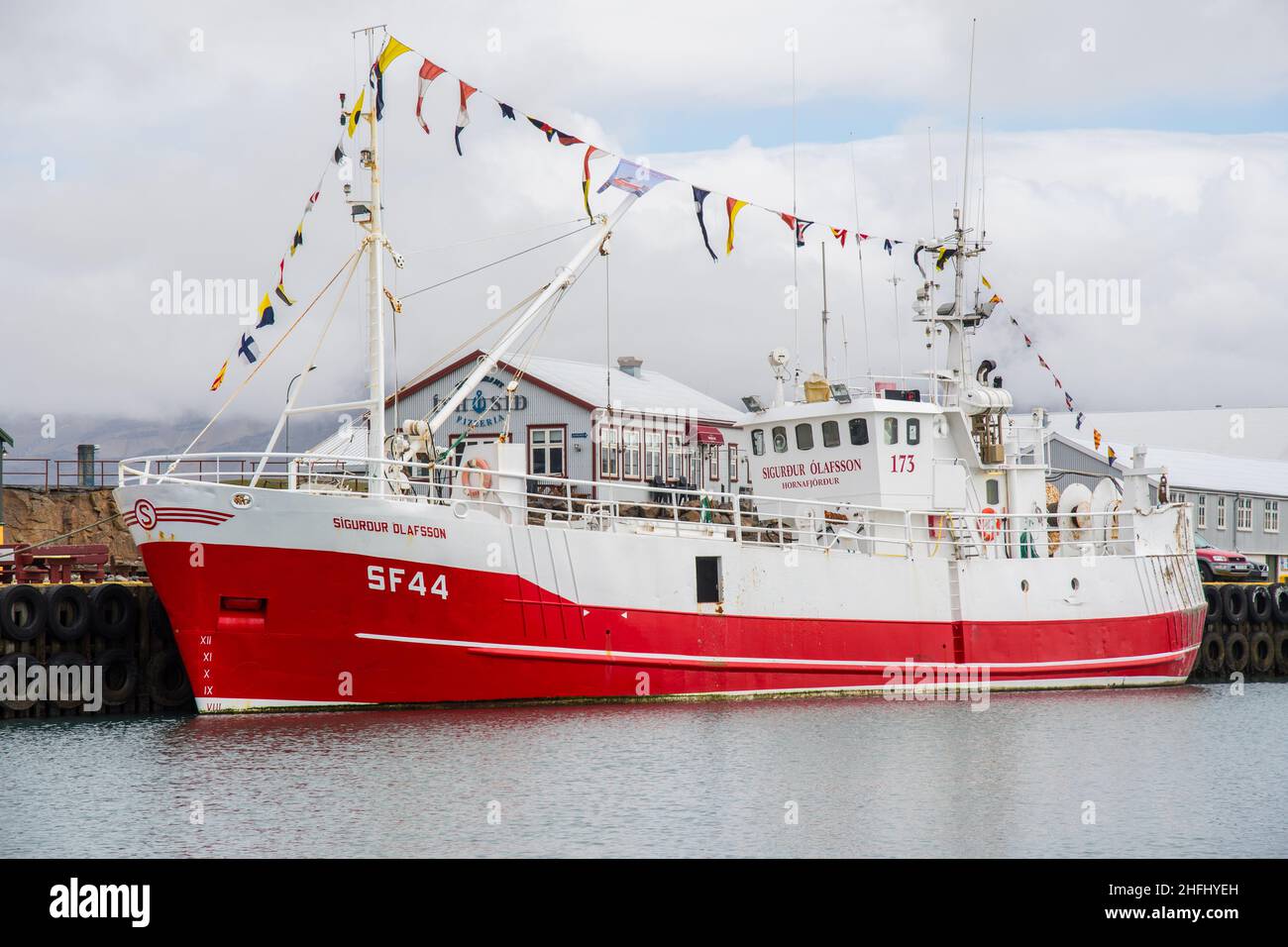 Hofn i Hornafirdi Islanda - Giugno 5. 2021: Barca da pesca islandese classica Sigurdur Olafsson nel porto Foto Stock