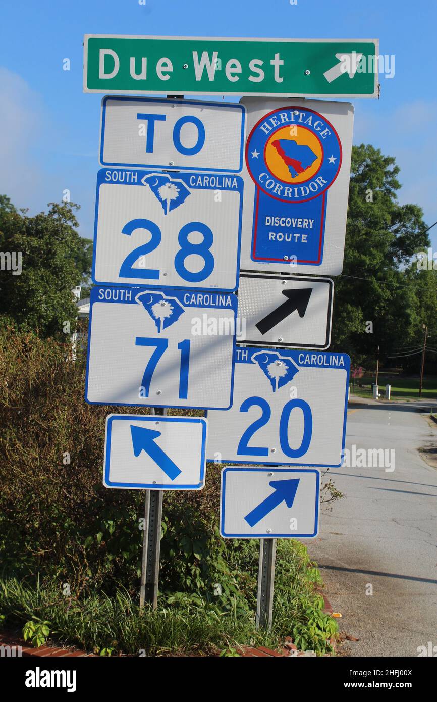 South Carolina Discovery Route con molti segnali di stato percorso e uno due direzione ovest in Abbeville Foto Stock
