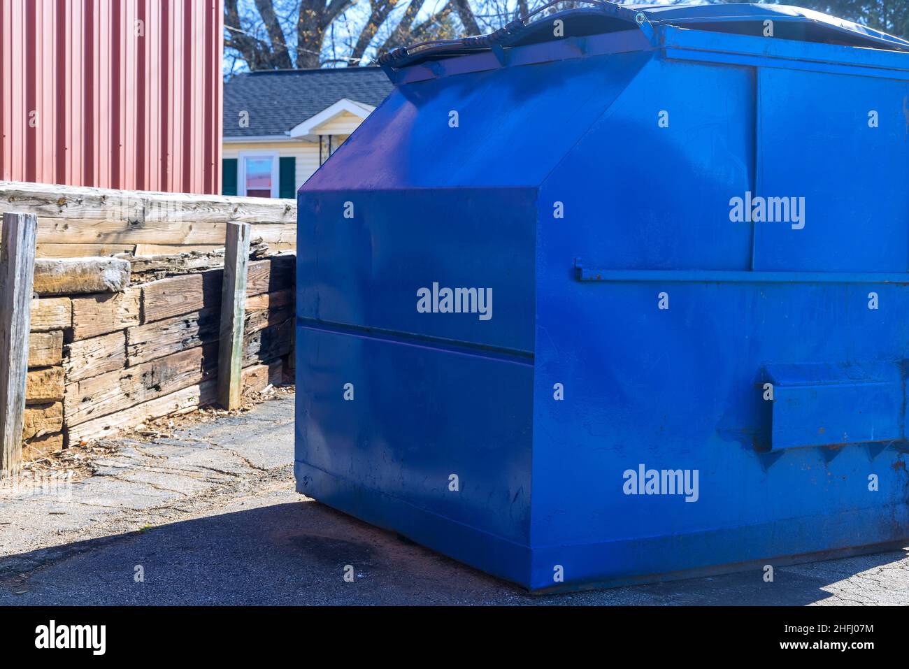 Bidoni di bidoni di spazzatura di metallo che sono spazzatura piena Foto Stock
