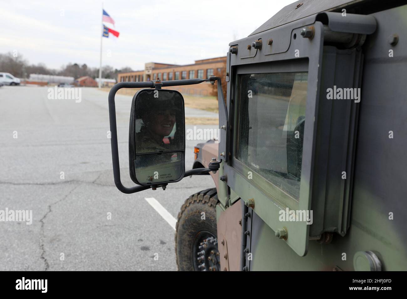 Soldati della Guardia Nazionale del North Carolina 113th Brigata di sostegno dispiegano su ordine del Governatore al NCNG Readiness Center a Greensboro, North Carolina per Winter Storm Izzy, 15 gennaio 2022. I quasi 40 soldati sono assegnati a tutte le squadre di Hazard Response e ad altri pacchetti di forze per sostenere la risposta delle autorità locali a una tempesta invernale in arrivo nella regione. Foto Stock