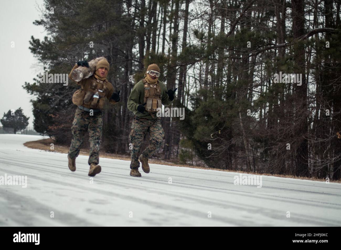 Marines con Echo Company, 2nd Battaglione, 23rd Regiment Marino, 4th Divisione Marina, volata ad una stazione di applicazione pratica durante un evento di addestramento fisico a Fort Pickett, Virginia il 16 gennaio 2022. L'evento di addestramento consisteva in diverse stazioni di applicazione pratiche con una volata di 400 metri tra ciascuna stazione. Marines che non partecipava all'applicazione pratica era tenuta a condurre esercitazioni di log fino al completamento dello scenario della stazione. Il Dipartimento della Difesa, attraverso il comando del Nord degli Stati Uniti, e a sostegno del Dipartimento della sicurezza interna, sta fornendo la transp Foto Stock