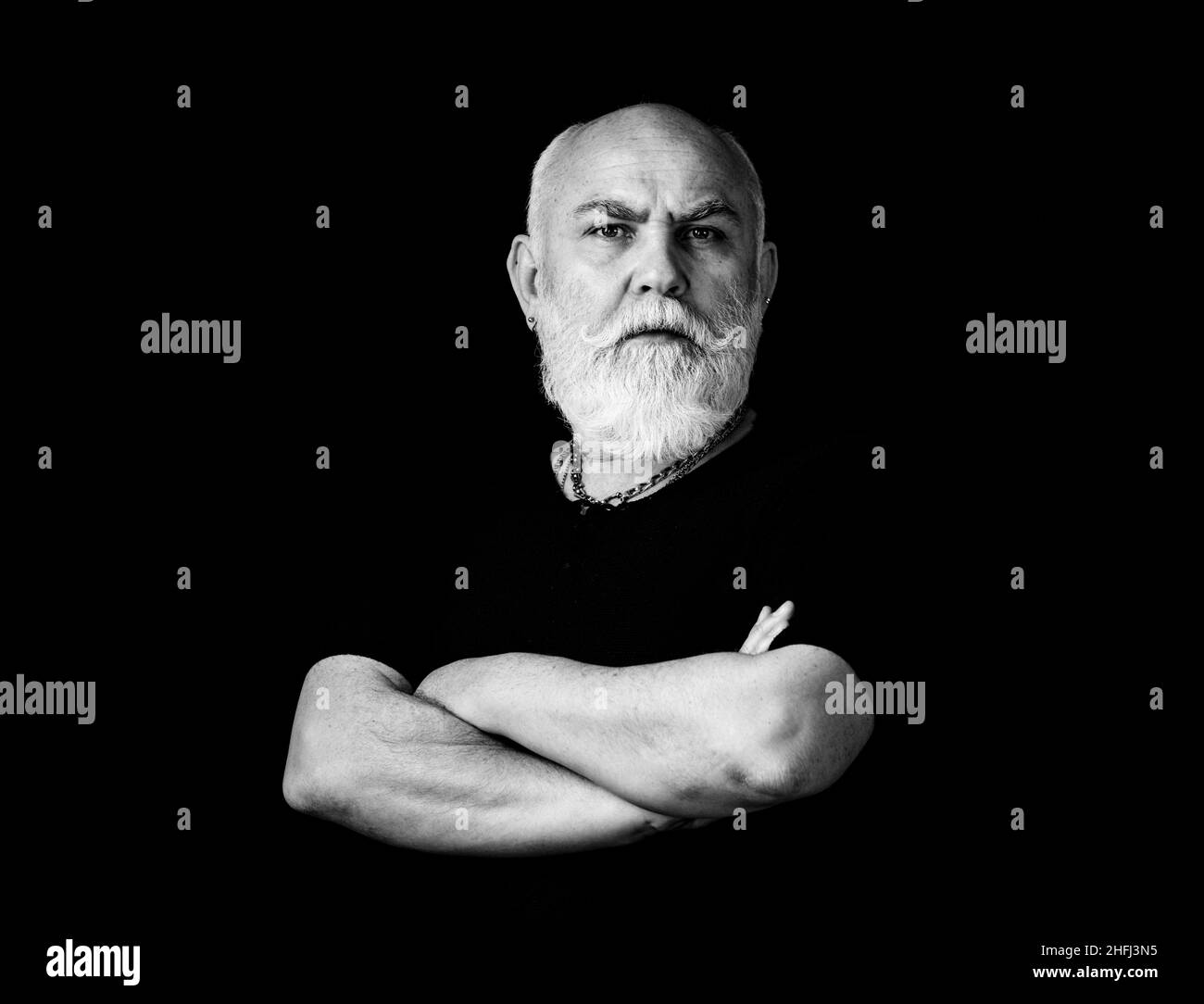 Senior serio. Uomo di mezza età. Nonno moderno, nonno. Foto Stock