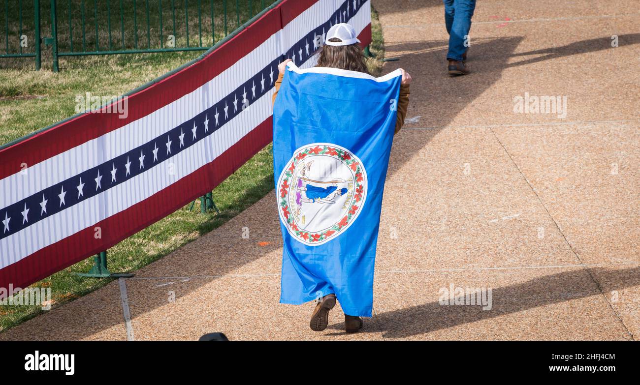Gennaio 15, 2022. Uomo con bandiera VA al governatore della Virginia Glenn Youngkin cerimonia inaugurale al Campidoglio dello Stato della Virginia. Richmond, Virginia, Stati Uniti Foto Stock