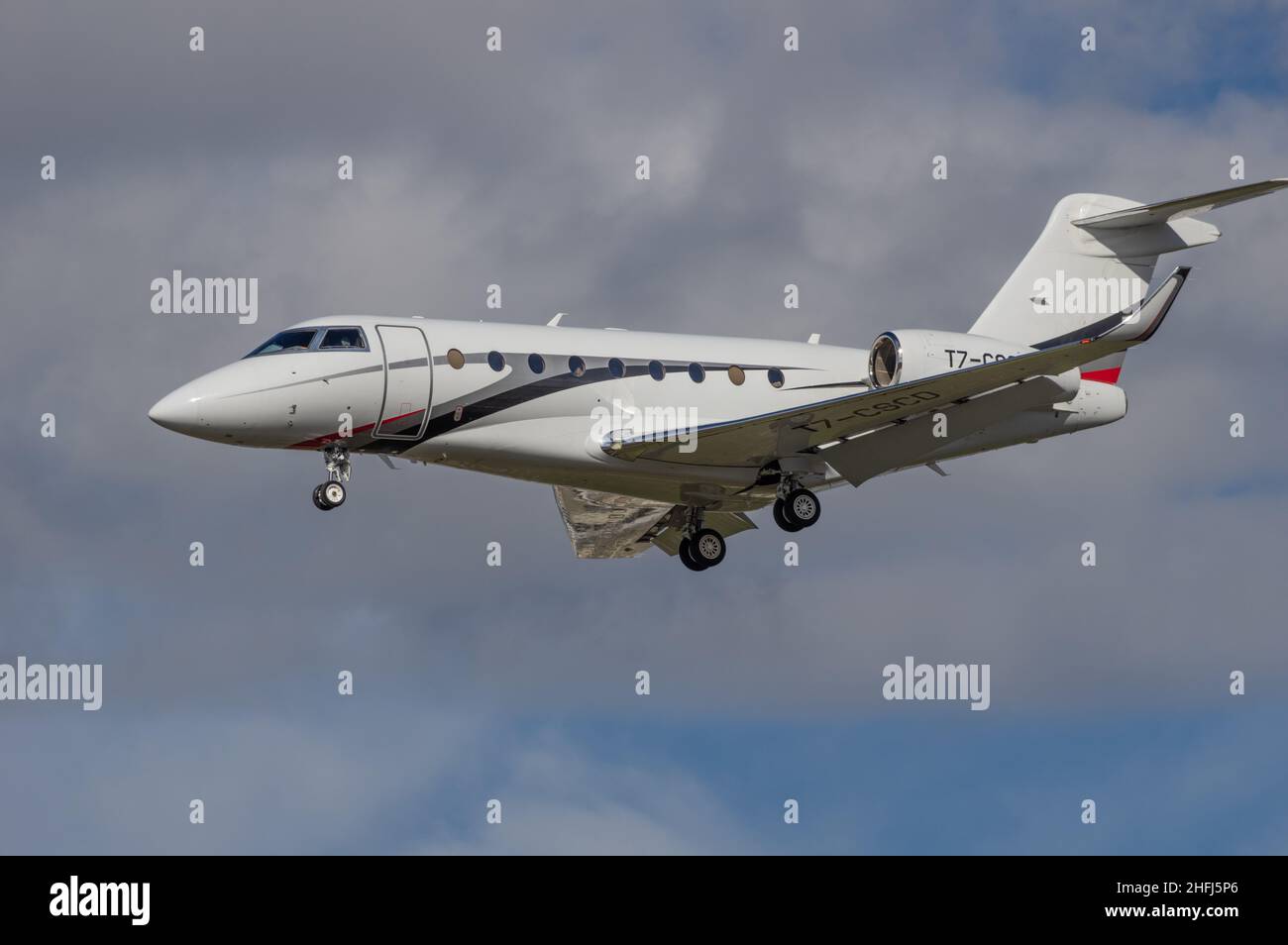 Gulfstream G280 con registrazione T7-CSCD mostrato avvicinandosi al LAX, Aeroporto Internazionale di Los Angeles. Foto Stock