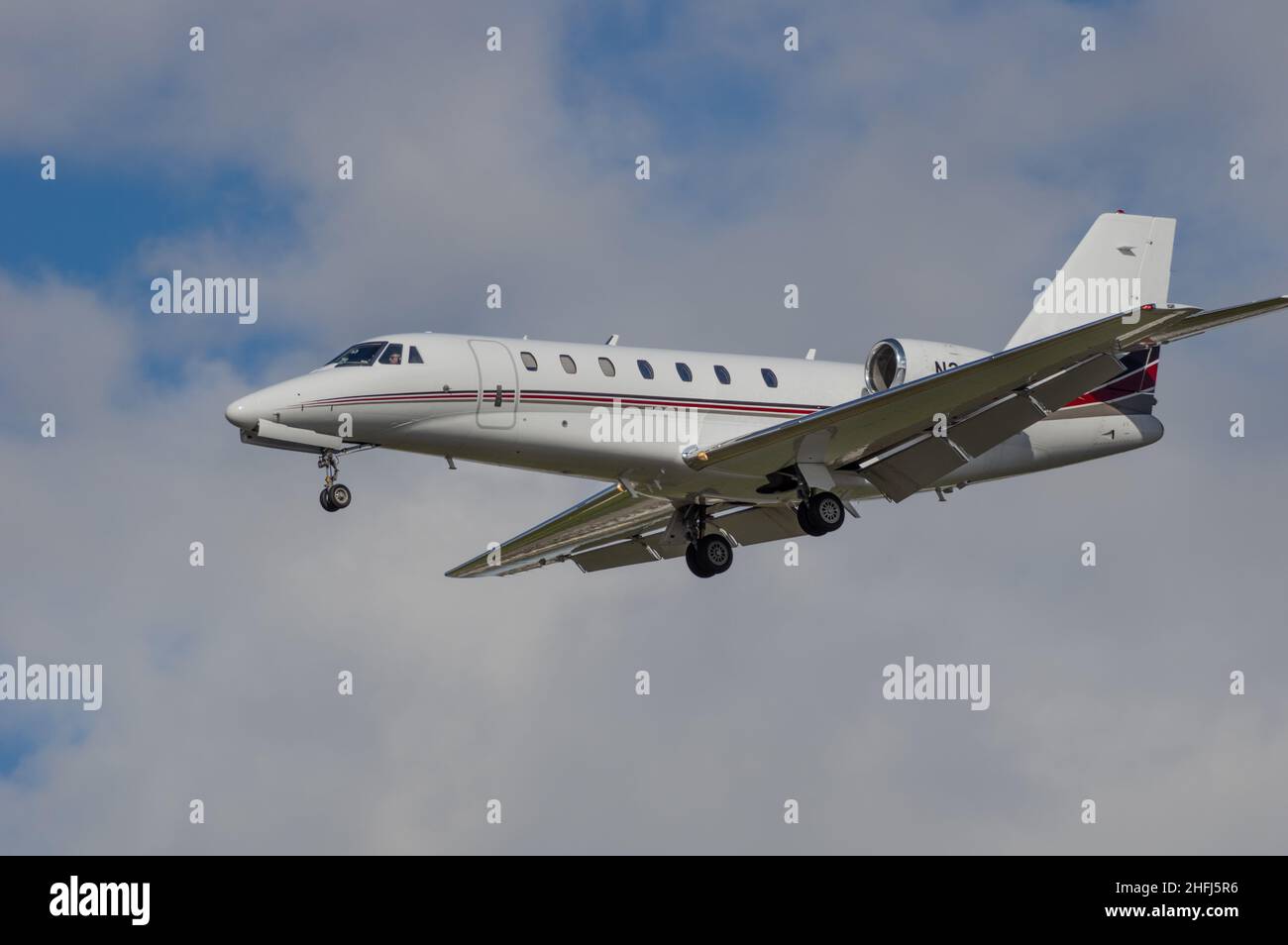 Privato 2008 Cessna 680 con registrazione N361QS mostrato in avvicinamento all'aeroporto internazionale di Los Angeles (LAX). Foto Stock