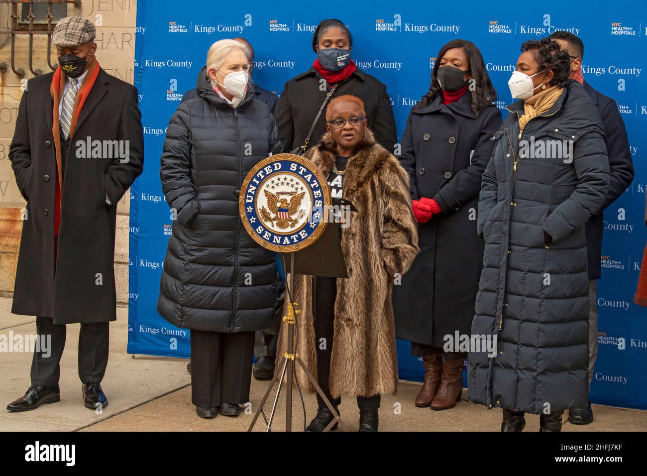 New York, Stati Uniti. 16th Jan 2022. Patricia Loftman parla ad una conferenza stampa sulla salute materna al di fuori del Kings County Hospital di New York.il senatore Gillibrand si unisce al sindaco Adams, Il Presidente del distretto di Brooklyn e il Reynoso Antonio Reynoso hanno tenuto una conferenza stampa al di fuori del Kings County Hospital di Brooklyn per chiedere finanziamenti critici per affrontare la crisi della mortalità materna tra le donne nere ed eliminare le distorsioni razziali nelle cure materne. (Foto di Ron Adar/SOPA Images/Sipa USA) Credit: Sipa USA/Alamy Live News Foto Stock