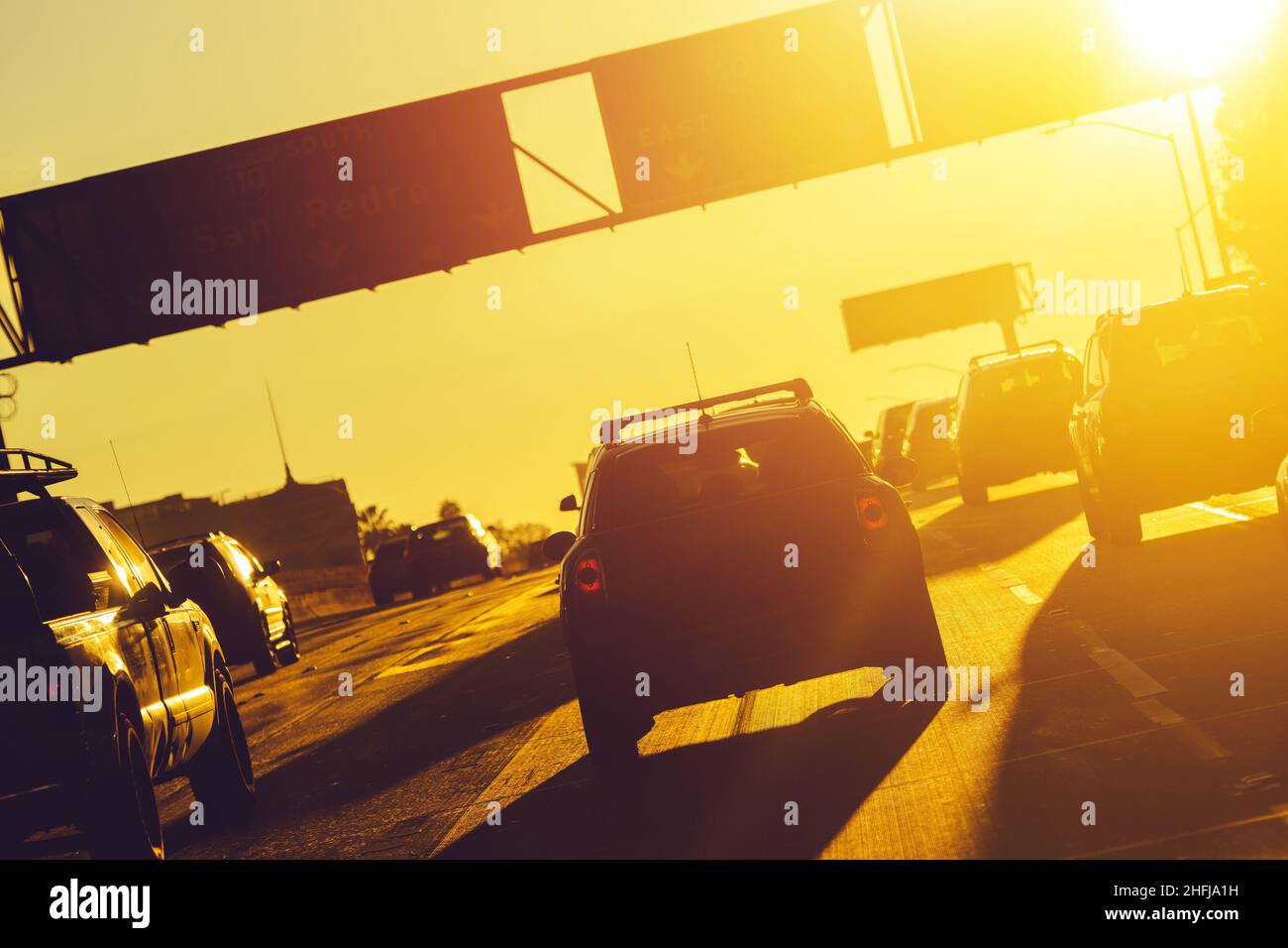 Spostamenti pomeridiani in California. Los Angeles Highway 10 Rush Hours Traffic durante il tramonto panoramico. Tema trasporti. Foto Stock