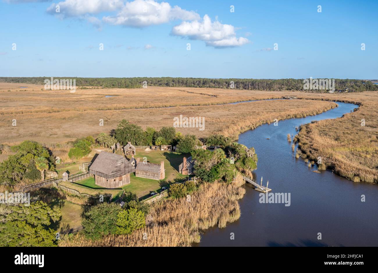 Vista aerea del sito storico di Fort King George, il più antico forte inglese sulla costa della Georgia dal 17th secolo con palisata di legno, porti di armi per cann Foto Stock