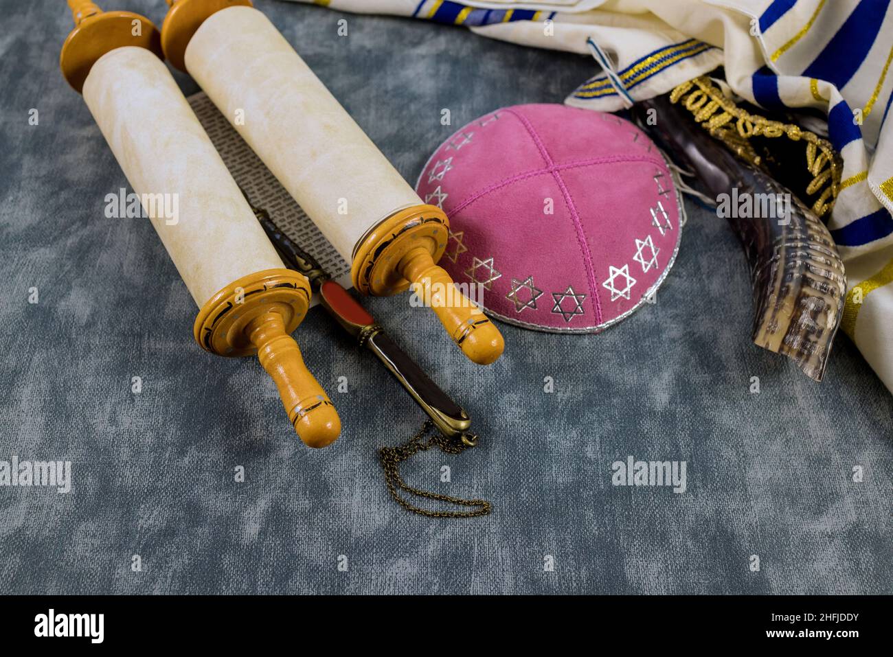 Tradizione ebraica ortodossa religione celebrazione festa prega al libro di preghiera con kippah shofar Foto Stock