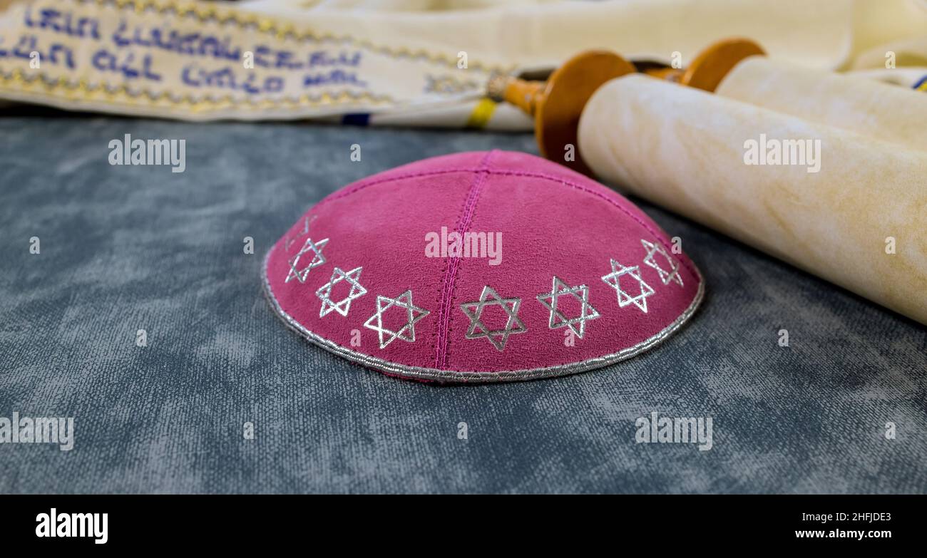 Preghiera libro santo il corno dello shofar con simboli religiosi ebrei Foto Stock