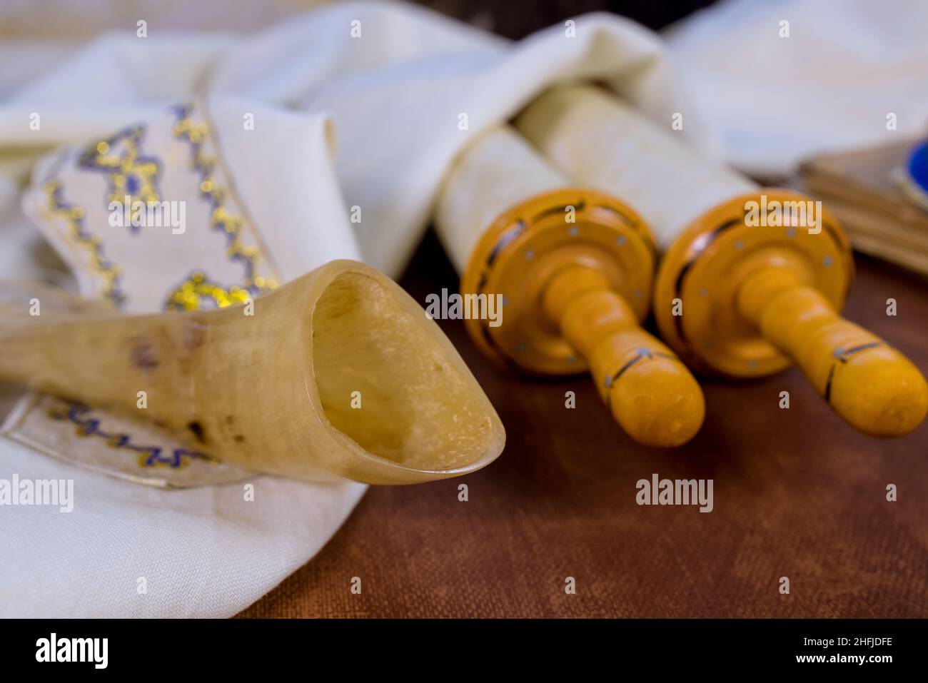 I simboli religiosi ebrei con libro di preghiera di torah con talco shofar scorre un puntatore Foto Stock