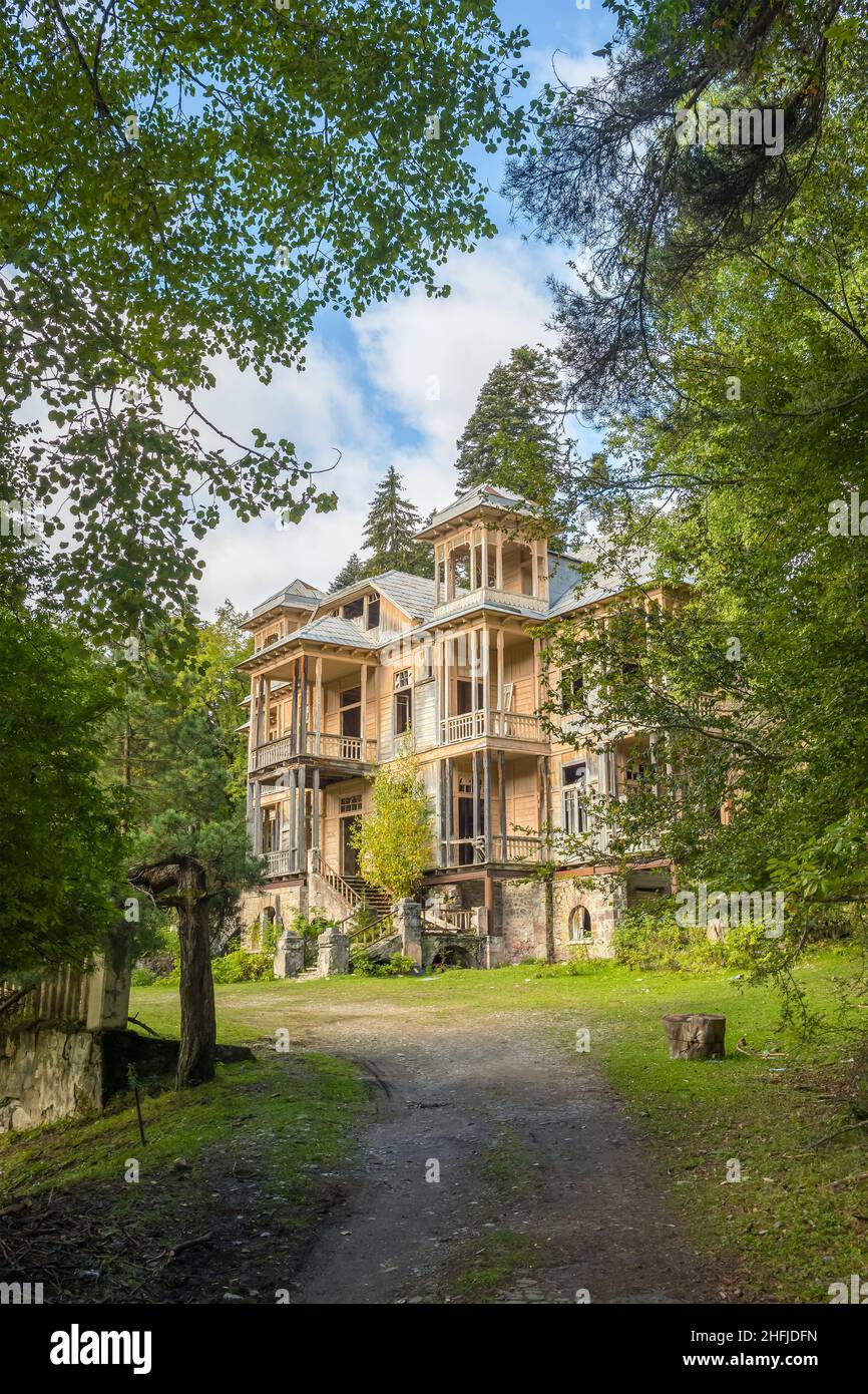 Vista estiva in una vecchia casa di villeggiatura in legno abbandonata nel villaggio di Shovi, regione di Racha, Georgia Foto Stock