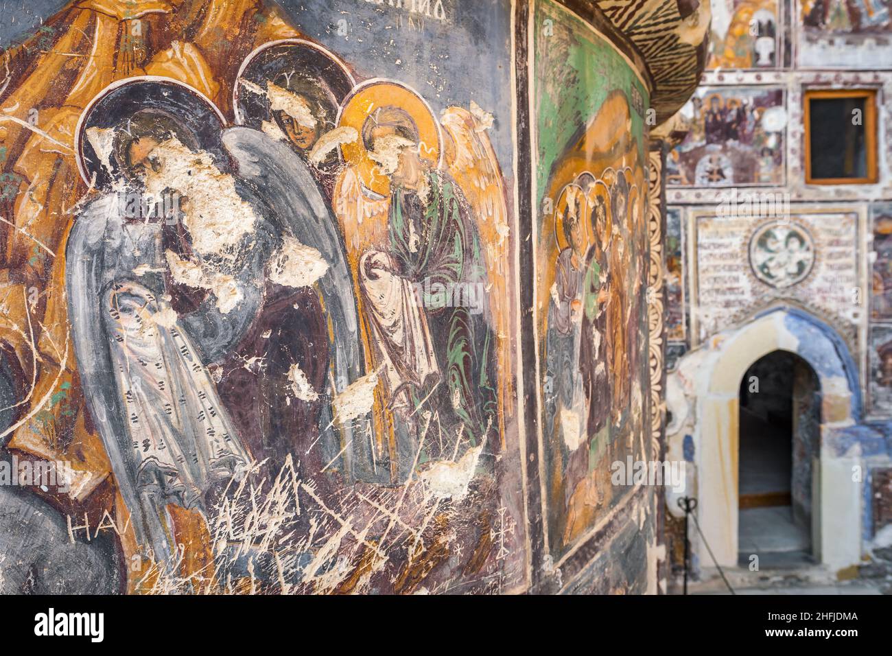 Antichi affreschi all'interno della chiesa rupestre del monastero di Sumela a Trabzon, Turchia. Foto Stock