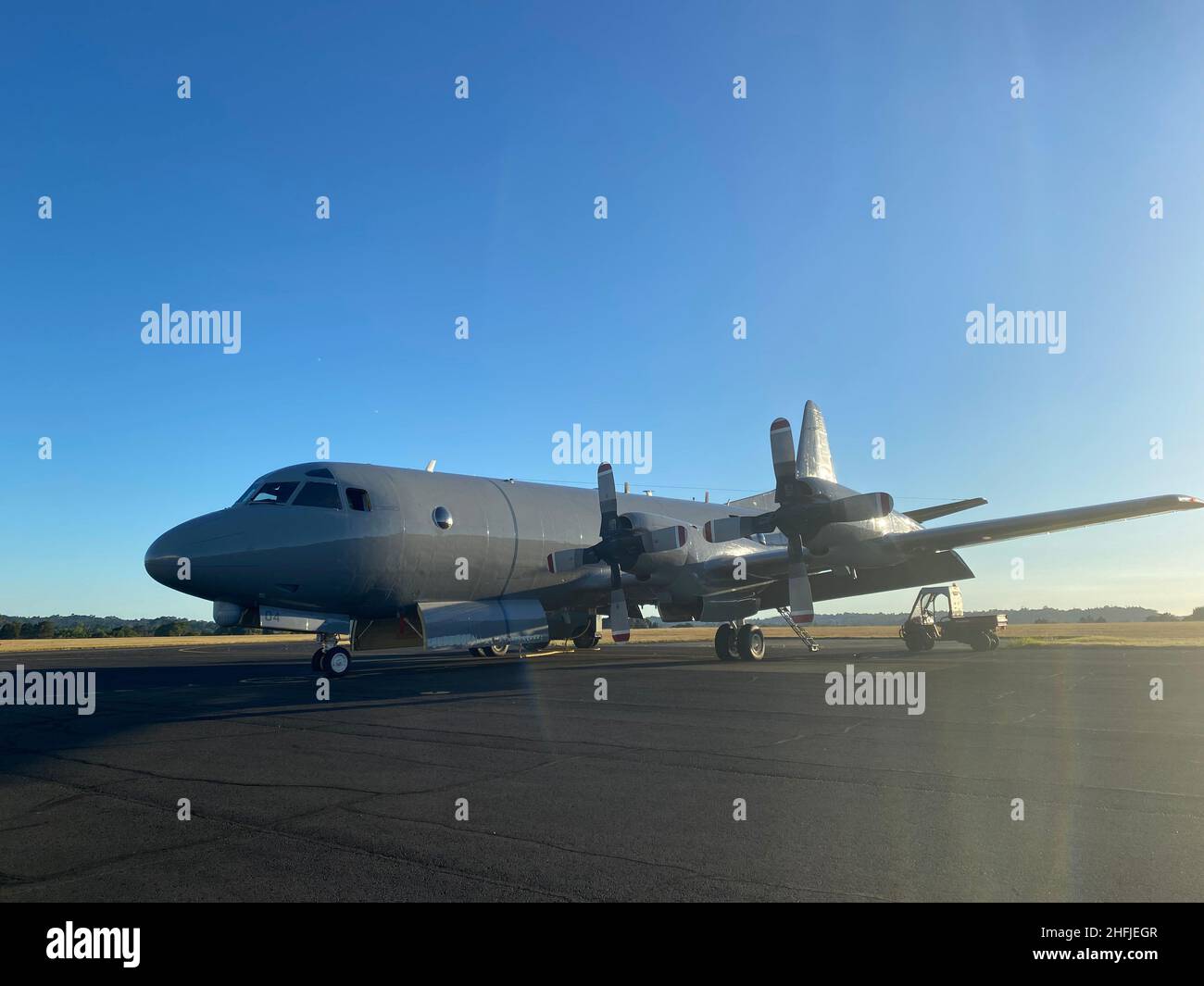 (220117) -- WELLINGTON, 17 gennaio 2022 (Xinhua) -- Un aereo reale dell'aeronautica neozelandese Orion si prepara a partire da Auckland, Nuova Zelanda, 17 gennaio 2022 per Tonga. Un aereo Royal New Zealand Air Force Orion ha lasciato la base Auckland lunedì mattina per Tonga, colpito dallo tsunami, per assistere in una valutazione iniziale dell'impatto dell'area e delle isole basse. (Ministero neozelandese della Difesa/consegna via Xinhua) Foto Stock