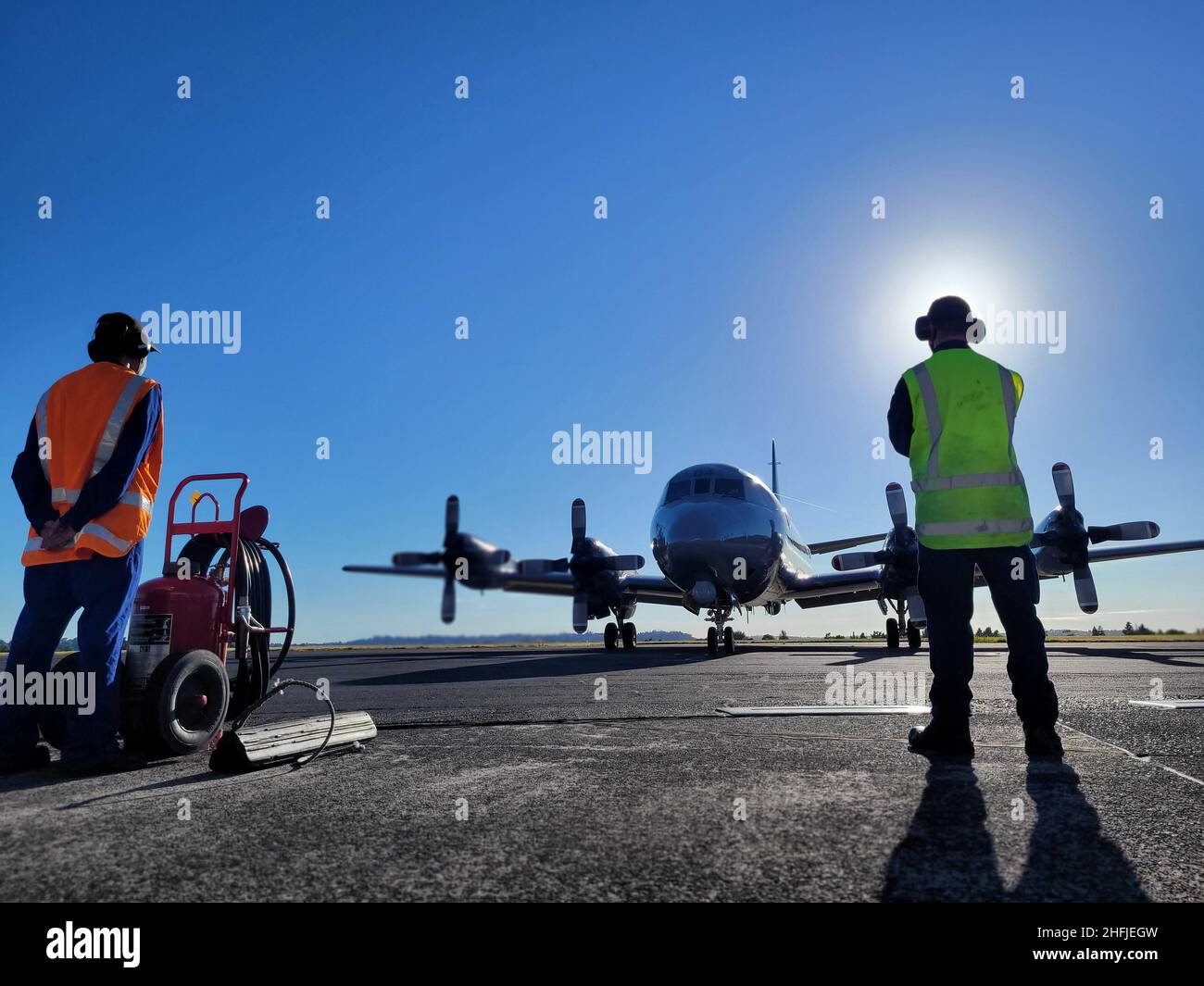 (220117) -- WELLINGTON, 17 gennaio 2022 (Xinhua) -- Un aereo reale dell'aeronautica neozelandese Orion si prepara a partire da Auckland, Nuova Zelanda, 17 gennaio 2022 per Tonga. Un aereo Royal New Zealand Air Force Orion ha lasciato la base Auckland lunedì mattina per Tonga, colpito dallo tsunami, per assistere in una valutazione iniziale dell'impatto dell'area e delle isole basse. (Ministero neozelandese della Difesa/consegna via Xinhua) Foto Stock