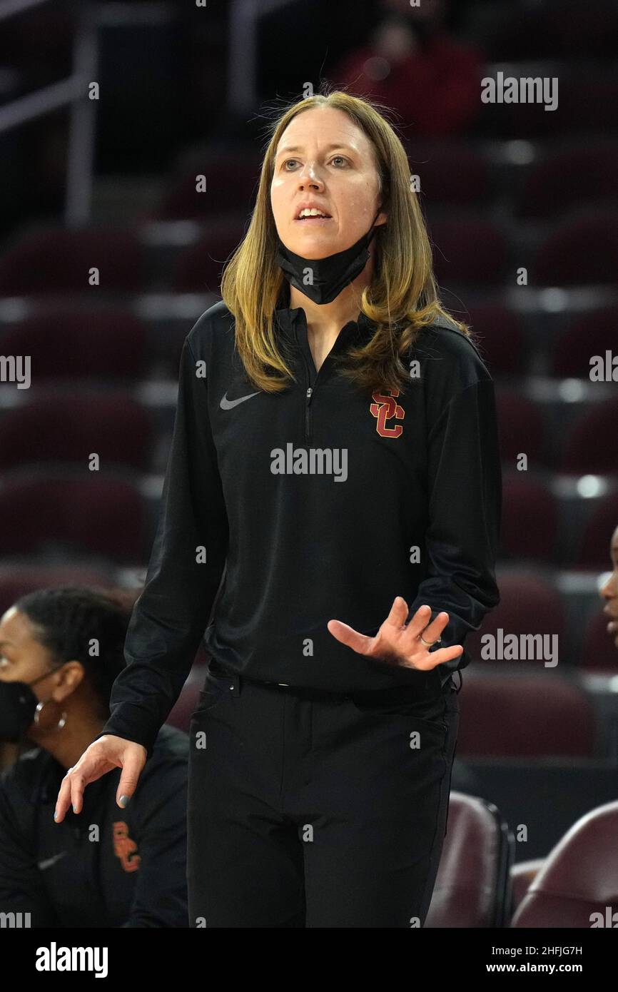 Il capo-allenatore dei Southern California Trojans Lindsay Gottlieb reagisce durante una partita di basket femminile NCAA contro i Washington Huskies, domenica 16 gennaio 2022, a Los Angeles. USC sconfisse Washington 73-66. Foto Stock