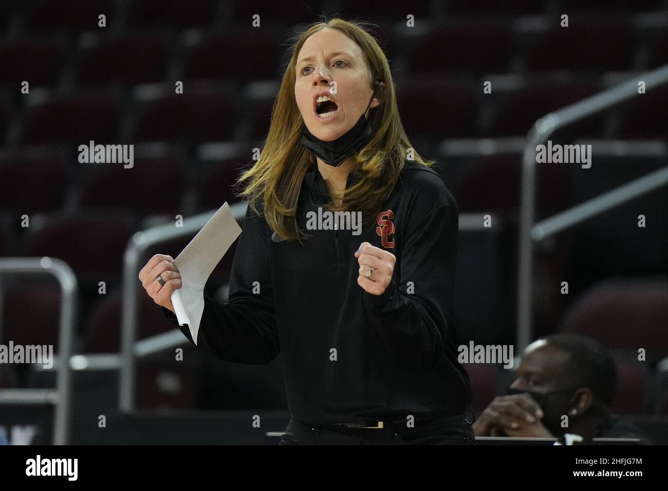 Il capo-allenatore dei Southern California Trojans Lindsay Gottlieb reagisce durante una partita di basket femminile NCAA contro i Washington Huskies, domenica 16 gennaio 2022, a Los Angeles. USC sconfisse Washington 73-66. Foto Stock