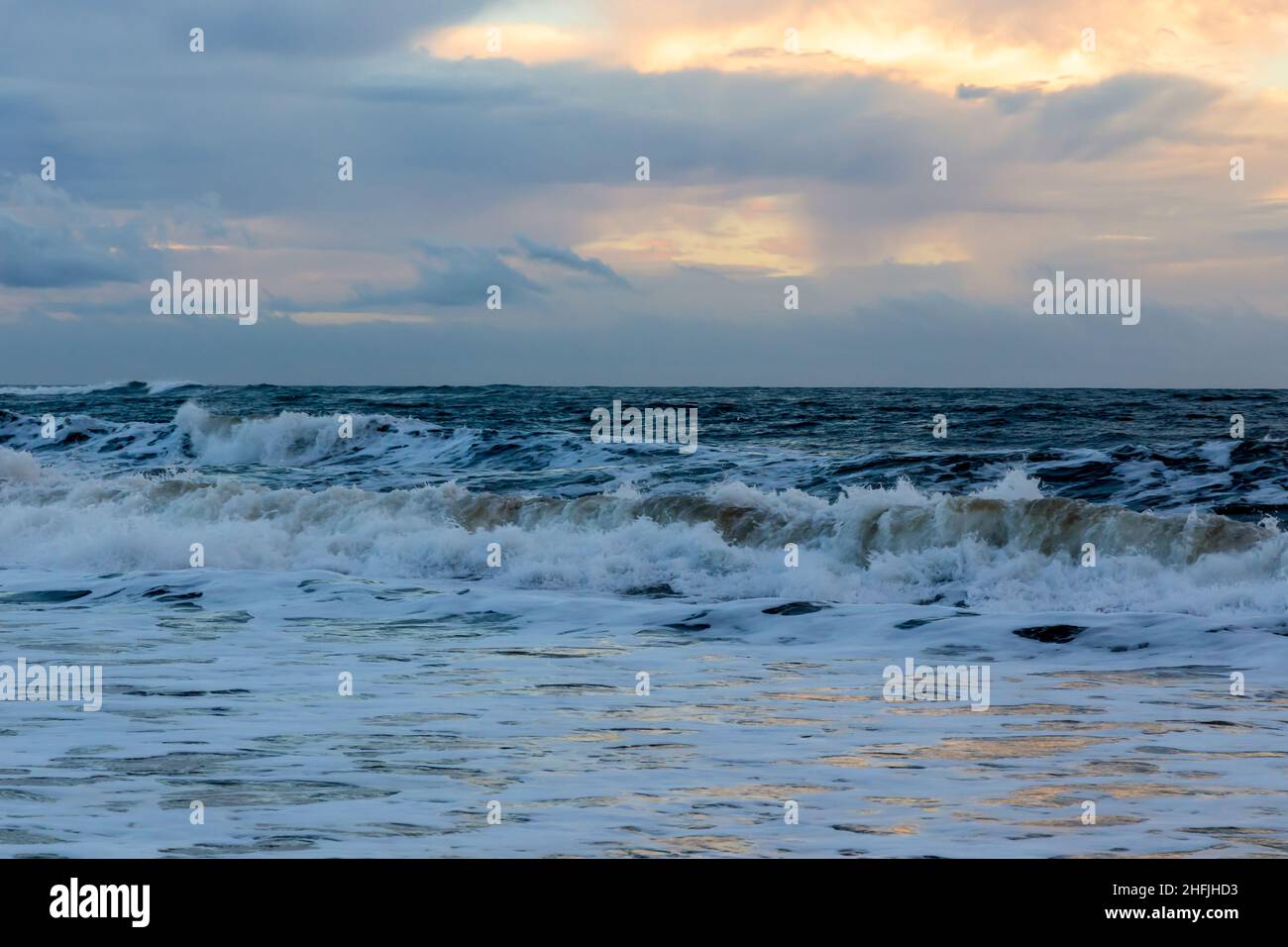 Kekaha Beach sull'Isola di Kauai, Hawaii, poco prima del tramonto Foto Stock