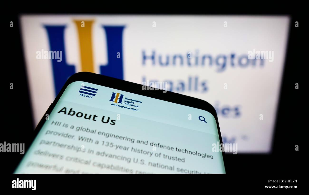 Smartphone con sito web della società statunitense Huntington Ingalls Industries Inc. (HII) sullo schermo di fronte al logo. Mettere a fuoco sulla parte superiore sinistra del display del telefono. Foto Stock
