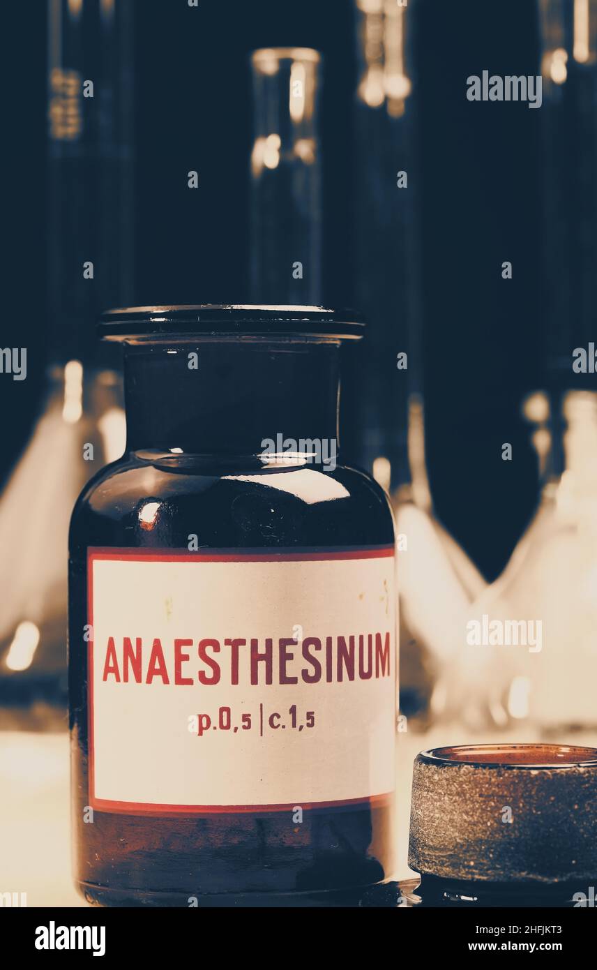 Flacone vecchio in vetro etichettato con la scritta 'Anaesthesinum'. Foto Stock