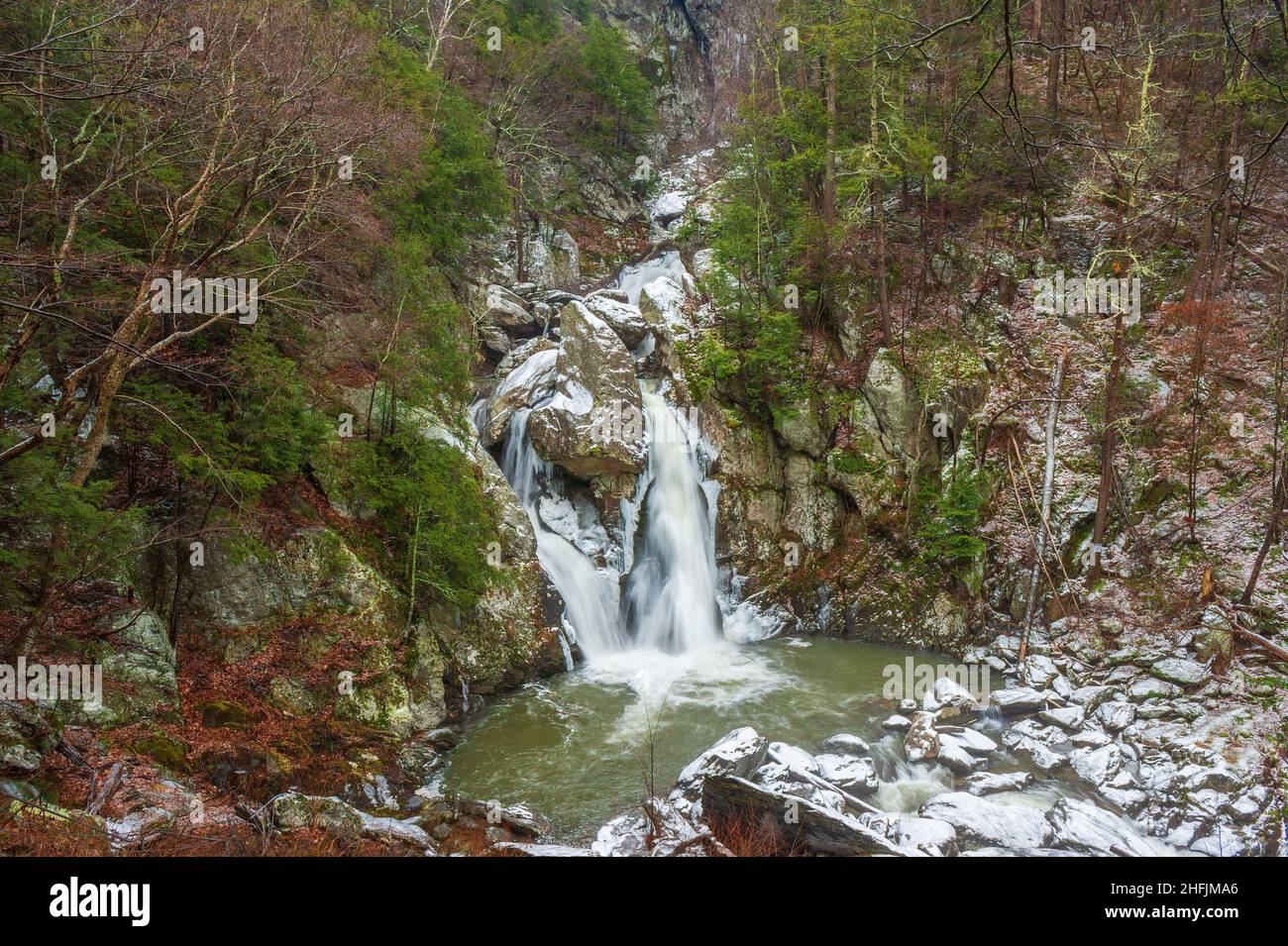 Bash Bish Falls in inverno. Situata nel Bash Bish Falls State Park, nelle Taconic Mountains, è la cascata più alta del Massachusetts Foto Stock